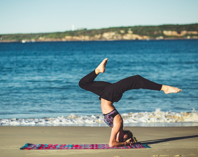 5 ejercicios de fuerza que puedes hacer estas vacaciones en la playa
